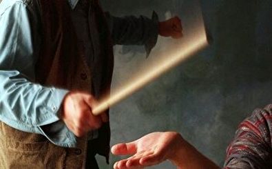 فیلم تنبیه وحشیانه یک دانش آموز ‌ابتدایی توسط مدیر مدرسه/ ویدئو