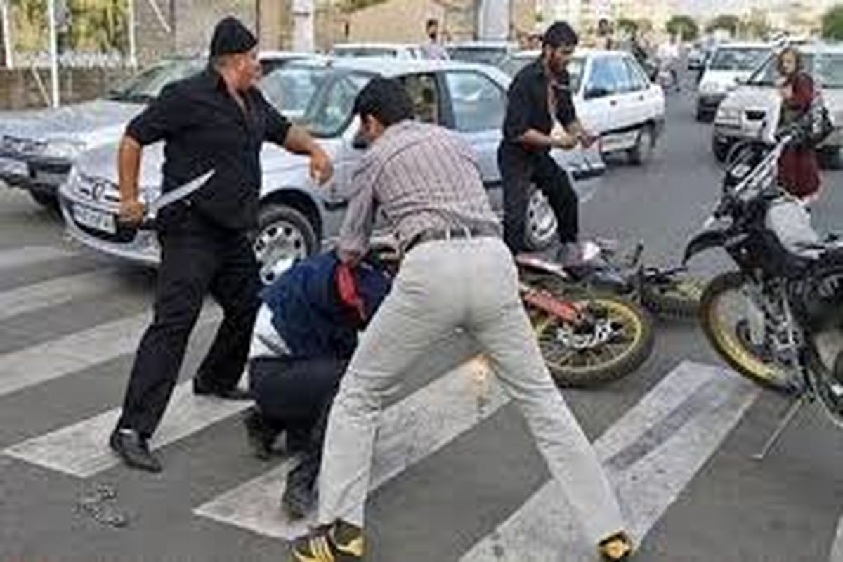 درگیری اراذل اوباش با یک سرباز و یک مامور/ ویدئو