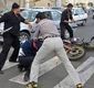 درگیری اراذل اوباش با یک سرباز و یک مامور/ ویدئو