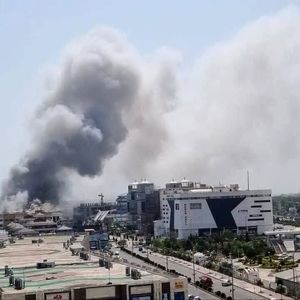 مجتمع بزرگ تجاری در منطقه آزاد انزلی دچار حریق شد