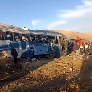 واژگونی اتوبوس مشهد به شیراز در یزد؛ ۱۶ نفر مصدوم شدند 